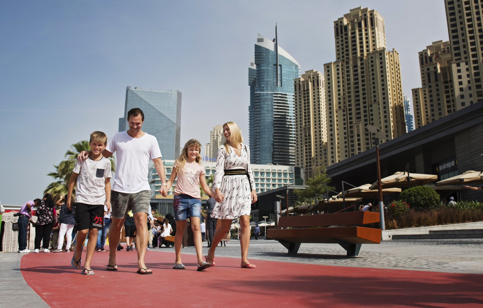 Переехать в азию. Туристы в Дубае. Семья в Дубае. Путешествие в Дубай с семьей. Счастливая семья в Дубае.