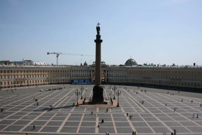 Александринская колона издали