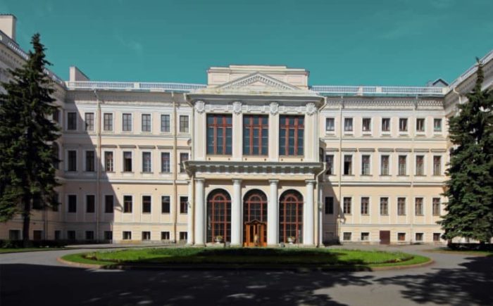 Аничков дворец с внутренней стороны