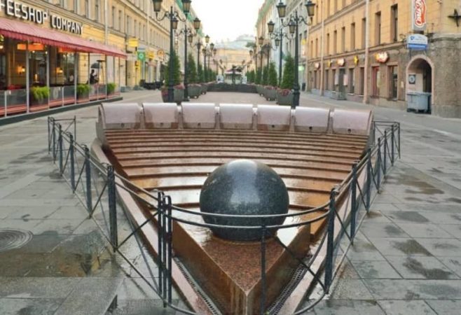 интересный фонтан – вращающийся шар