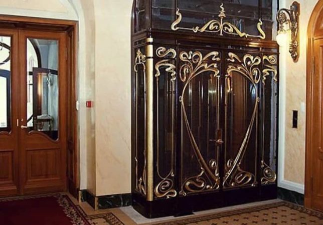 Оригинальный лифт 1904 года в здании Зингер