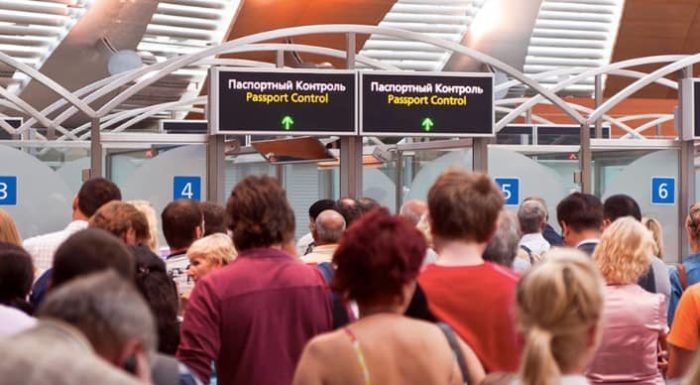 Паспортный контроль в аэропорту
