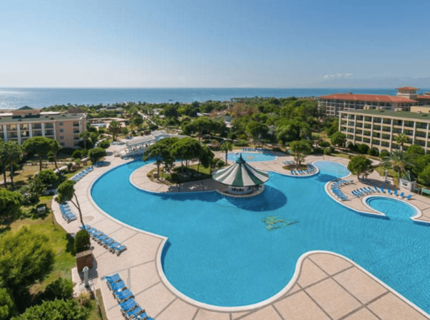 Venezia Palace Deluxe Resort - огромный бассеин